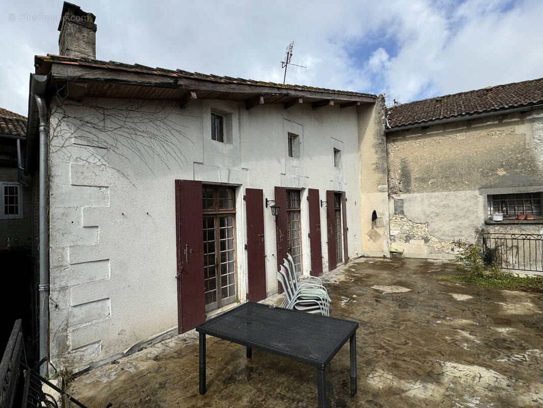 Appartement à BARBEZIEUX-SAINT-HILAIRE