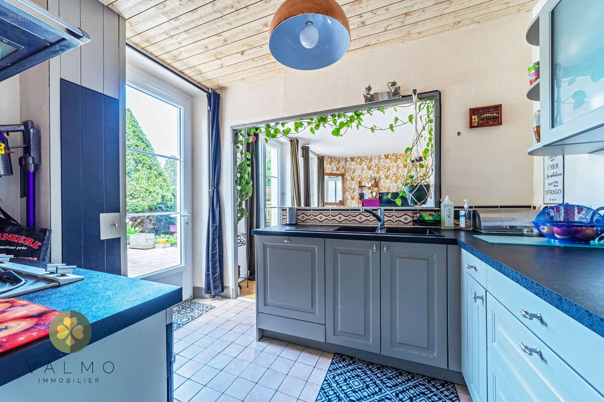 Maison à LA QUEUE-LES-YVELINES