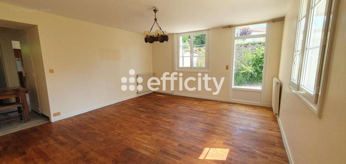 Maison à SAINT-YRIEIX-SUR-CHARENTE