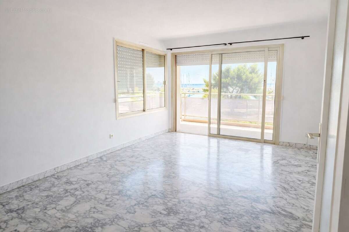 Appartement à SAINT-LAURENT-DU-VAR