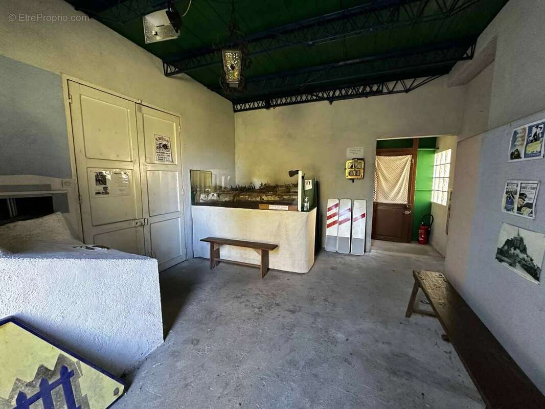 Commerce à SAVIGNE-SUR-LATHAN