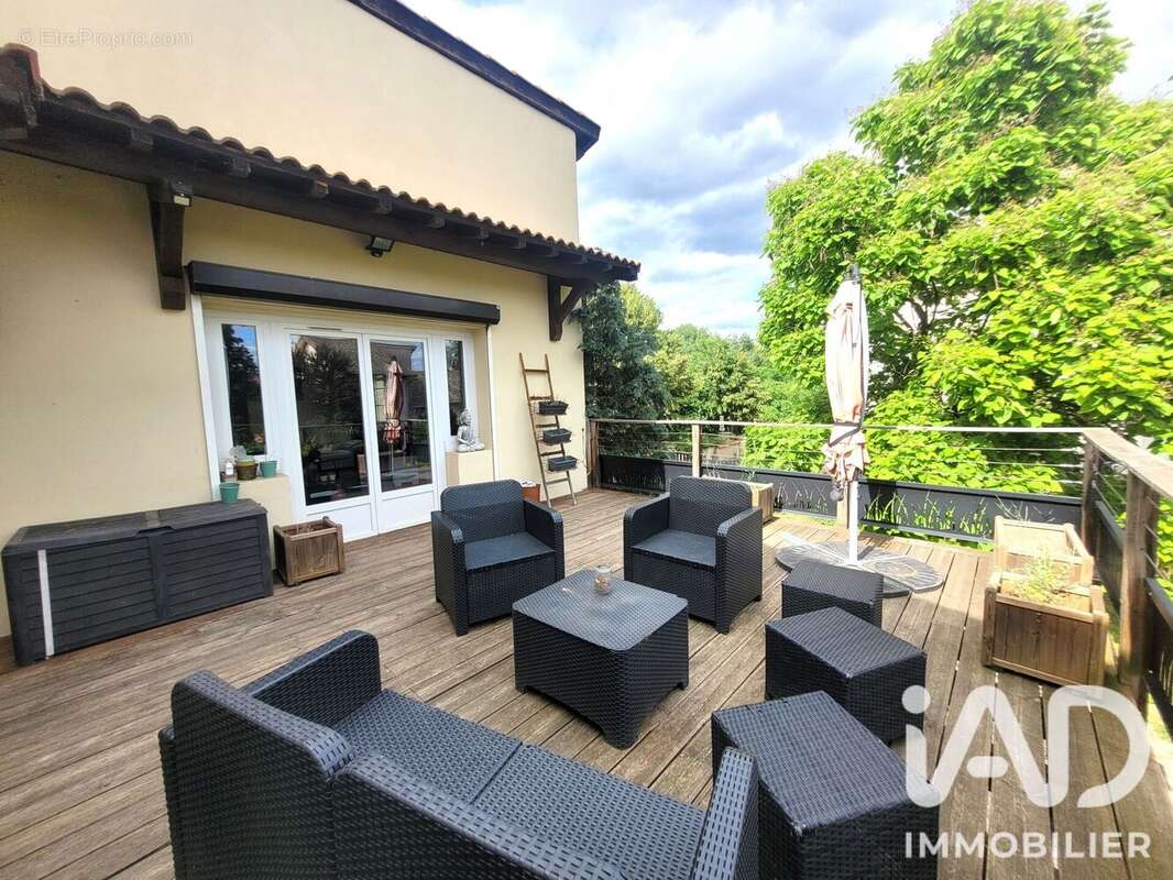 Maison 102 m² à Saint-Just-Saint-Rambert  - photo 2