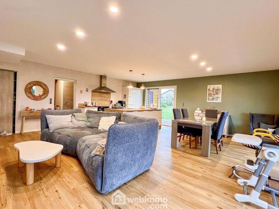 Pièce à vivre de 46,5m², composé d'un espace entrée avec placard, salon, salle à manger et la cuisine équipée - Maison à BRAS-SUR-MEUSE