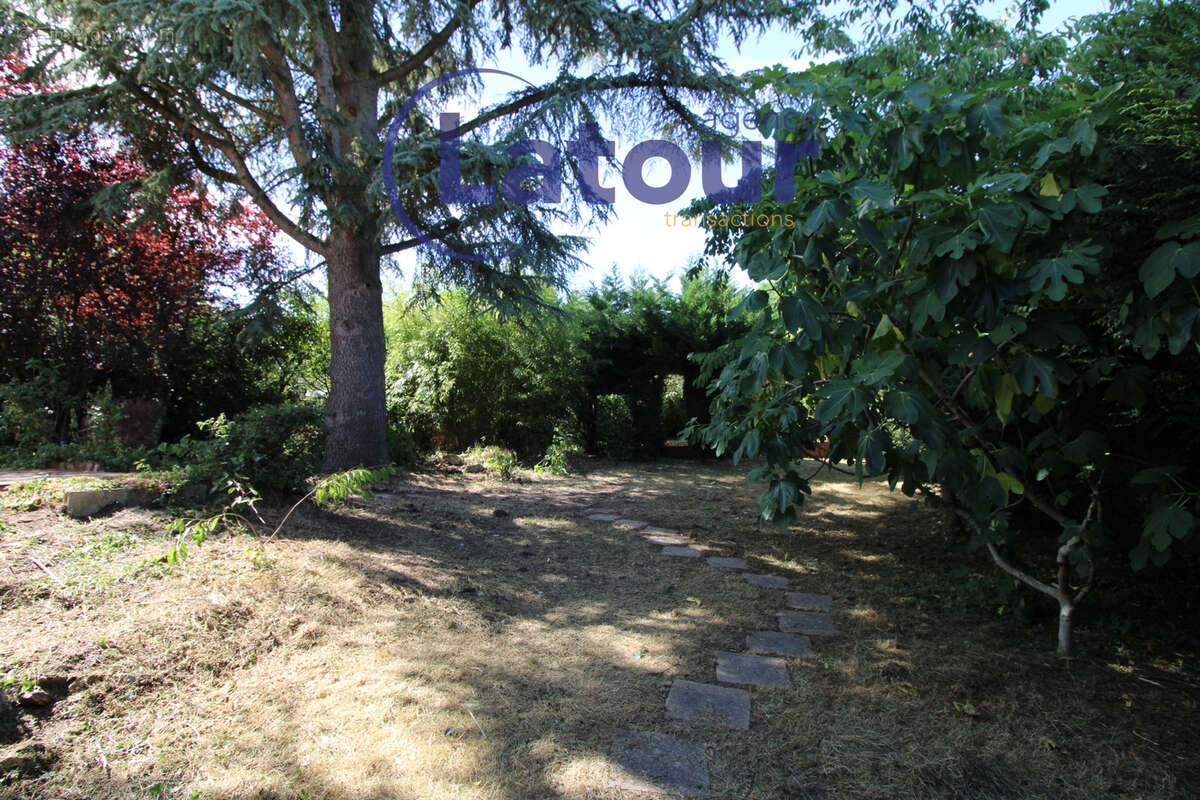 Beau pavillon avec sous-sol de 7 pieces sur 875 m2 de terrain. - photo 13