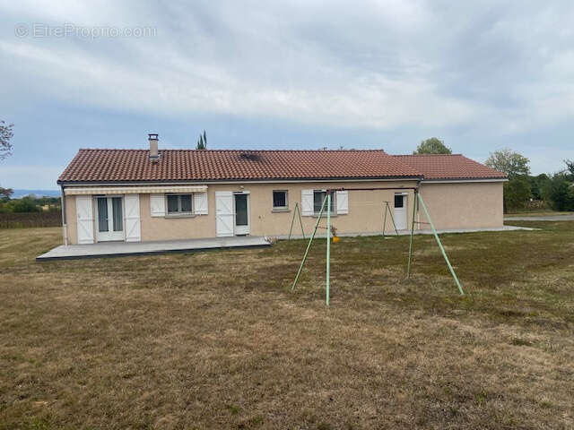 Très belle maison de plain-pied avec garage et double garage sur beau terrain de 2700 M2 - photo 5