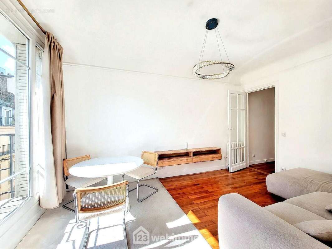 avec des proportions idéales - Appartement à PARIS-8E