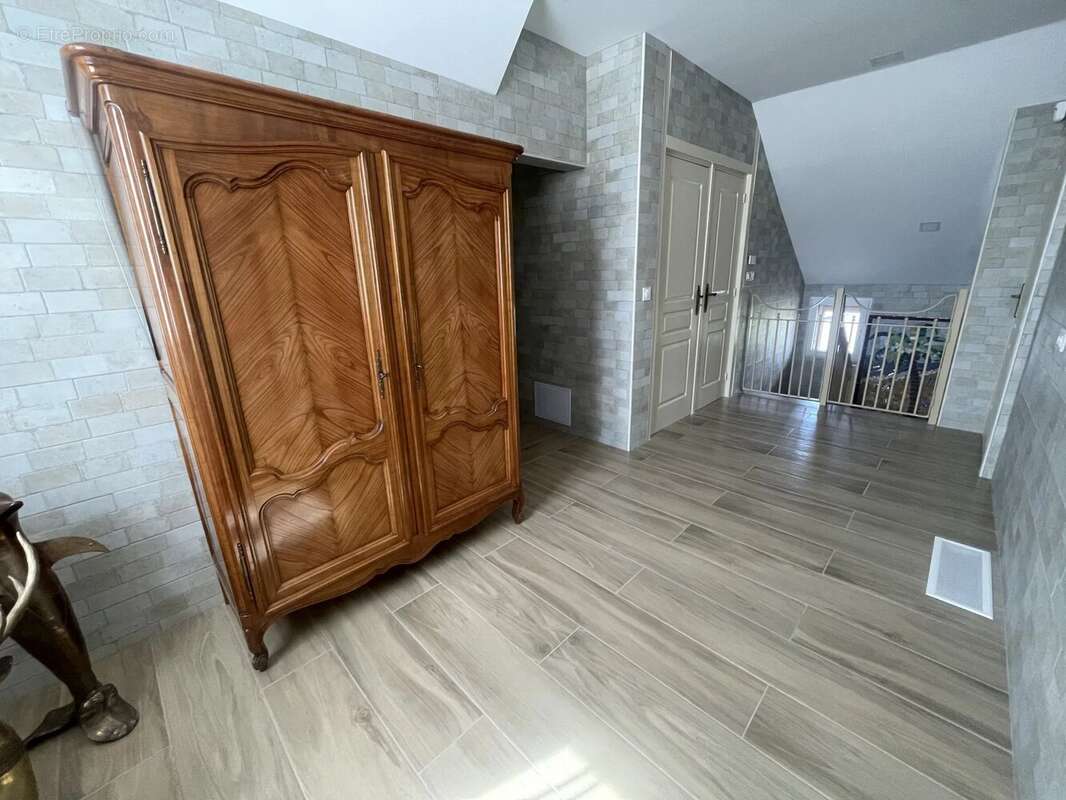 Maison en pierre rénovée avec dépendances de 270 m² - photo 9