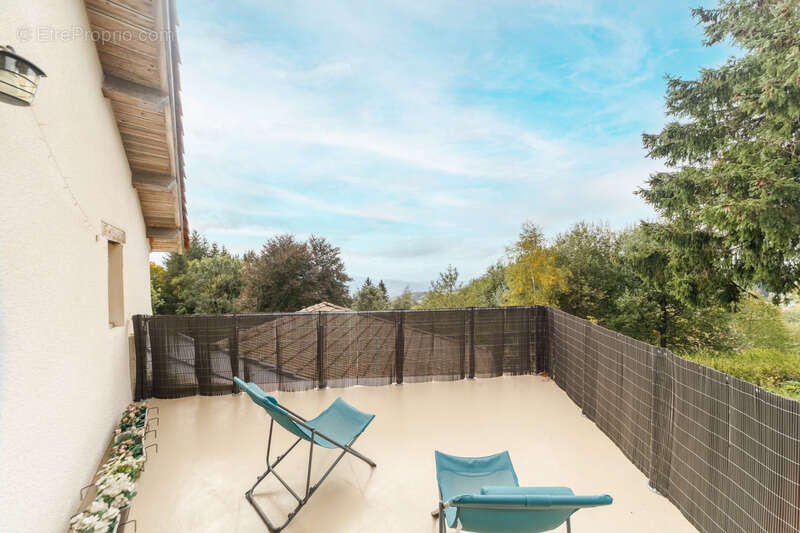  Maison de 310 m² avec gîte – 5 588 m² de terrain – Fraîcheur naturelle et revenus locatifs – Grandrif (63) - photo 4