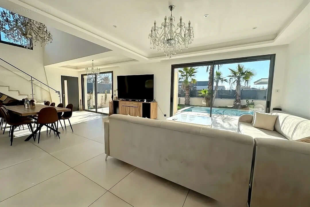 Maison à ENTRAIGUES-SUR-LA-SORGUE