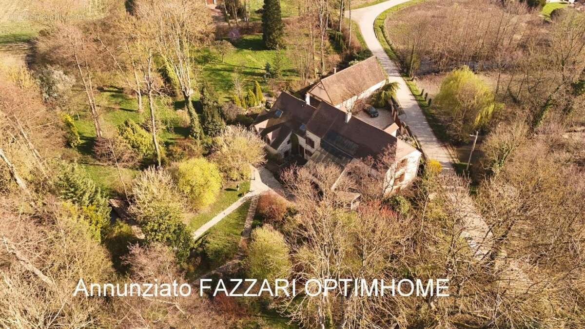 Au cœur d’un domaine clos de 1,5 hectare, ce moulin rénové offre un cadre unique entre étang, rivière et nature préservée - photo 3