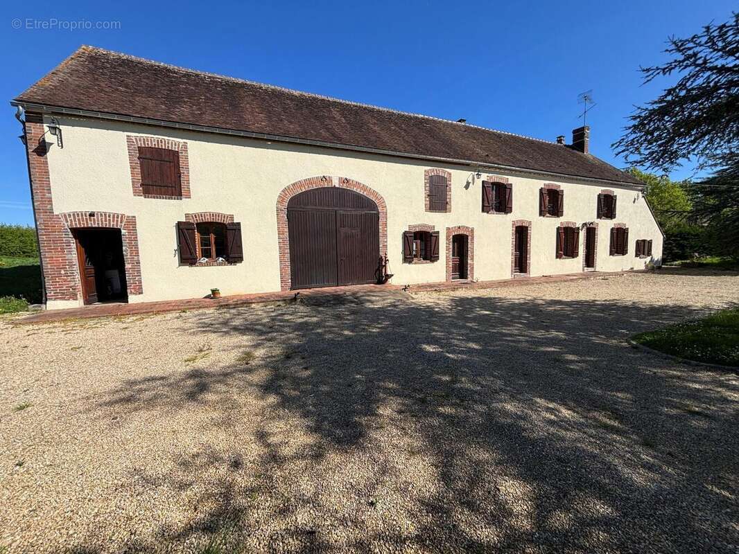 Maison 230 m² à Villeneuve-Les-Genets  - photo 2