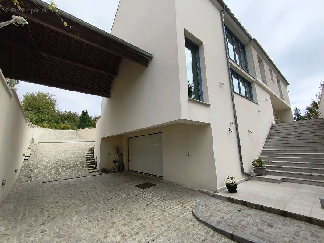 Maison à VALLANGOUJARD