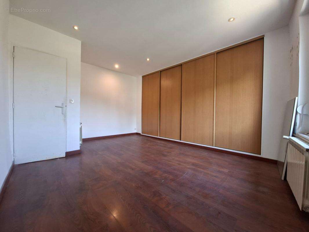  DUPLEX 70 m² – Seulement 110 000 € – Une opportunité rare à Marseille 11e (Saint-Marcel) - photo 11