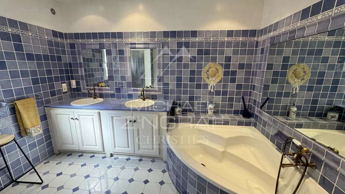 Maison à SAINT-CEZAIRE-SUR-SIAGNE