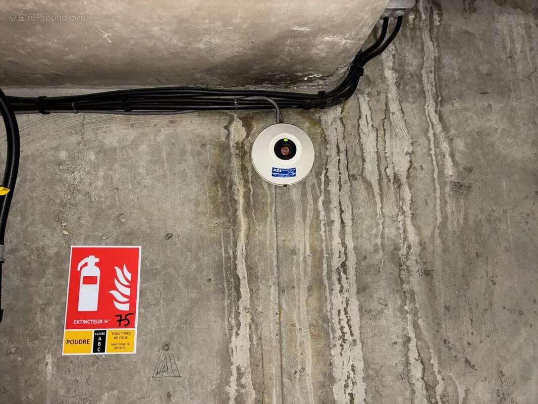 Parking à PARIS-17E