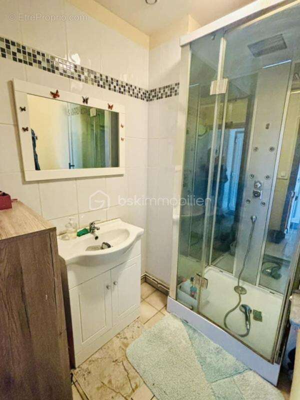 Appartement à COURS-LA-VILLE