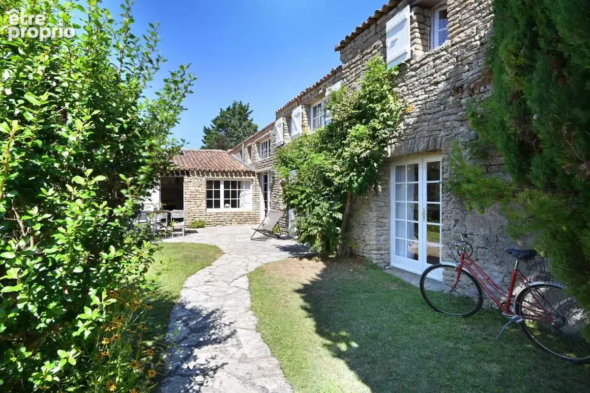 Belle propriété plein centre du village avec cours et jardin Les Portes En Re A VENDRE - photo 4