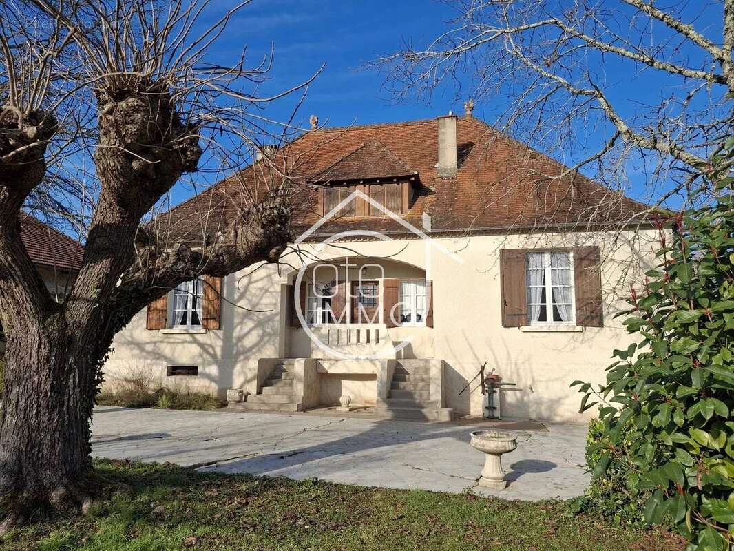 SAINT GERMAIN ET MONS : Belle propriété comprenant habitation principale, un séchoir à tabac, une grange et une longère - photo 2
