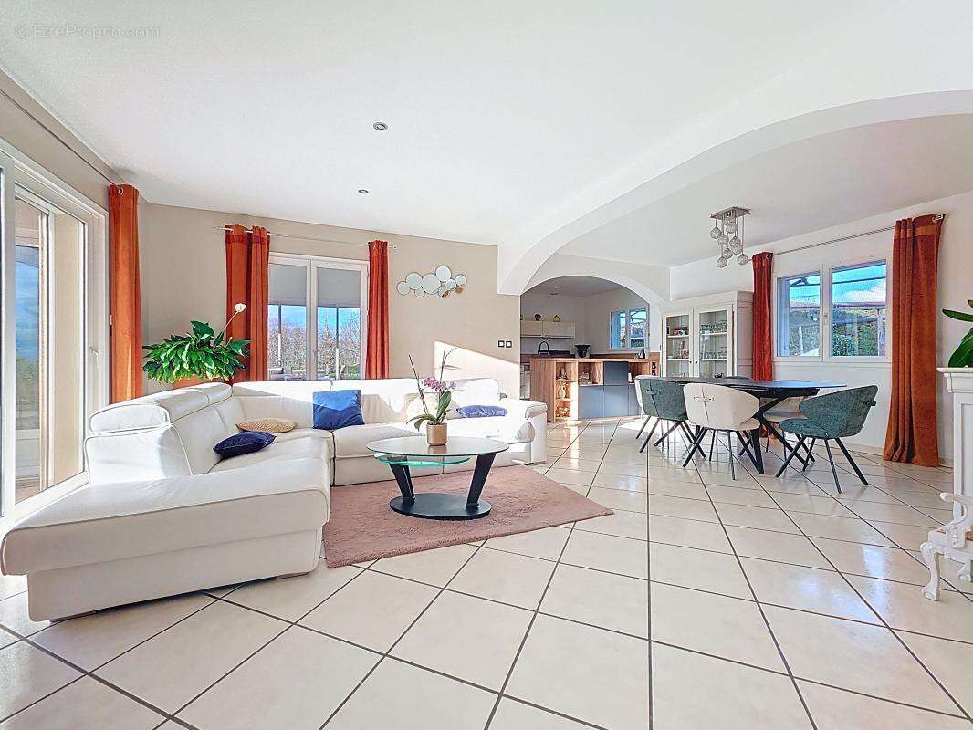 Maison à EYZIN-PINET