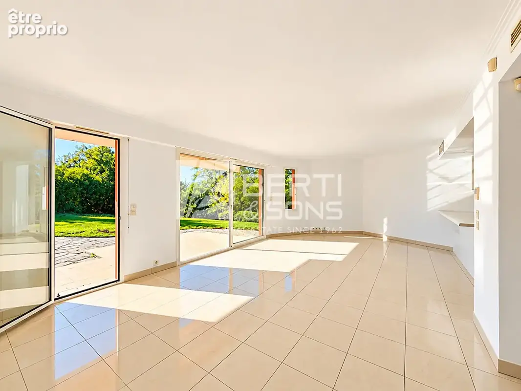 Mandelieu minelle - vaste 4 pieces en rez-de-jardin dans domaine securise - gardien piscine garage parking ext - photo 4