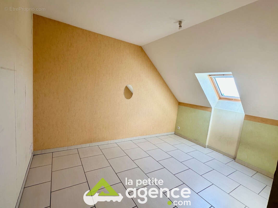 St Doulchard, vend pavillon type 5, 103 m2 habitable environ, jardin et garage - photo 11