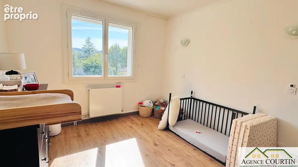 Maison familiale avec 4 chambres, terrain clos et vue dégagée à Lons-le-Saunier - photo 9