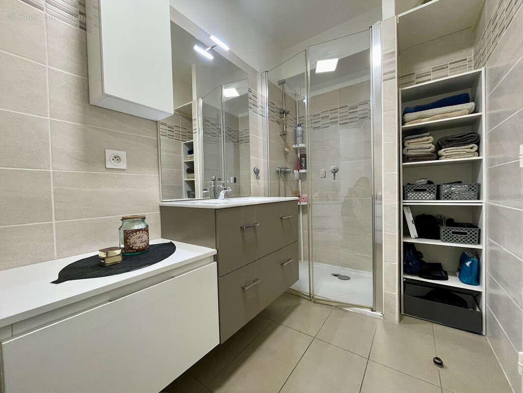 Appartement à SAINT-LAURENT-DU-VAR