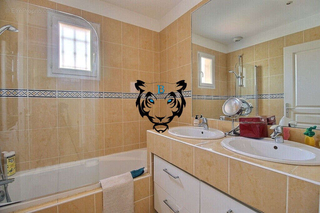 Maison à ROQUEBRUNE-SUR-ARGENS