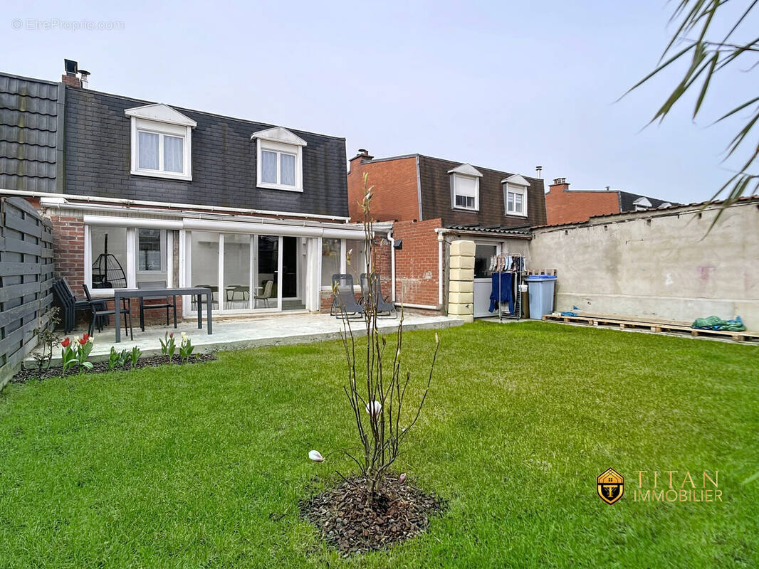 Maison semi individuelle de 124 m² avec 3 chambres, une véranda, une buanderie, un garage et jardin à Cappelle-la-Grande ( 59180)  - Maison à CAPPELLE-LA-GRANDE