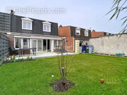 Maison semi individuelle de 124 m² avec 3 chambres, une véranda, une buanderie, un garage et jardin à Cappelle-la-Grande ( 59180)  - Maison à CAPPELLE-LA-GRANDE