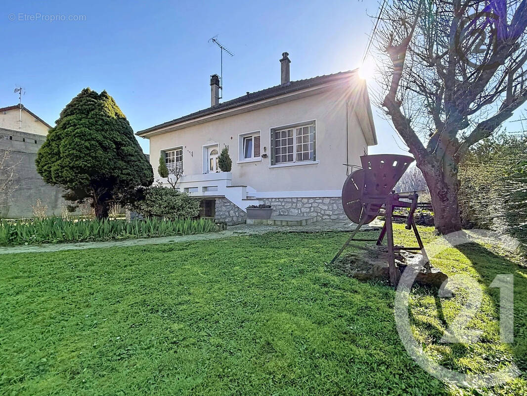 Maison à CHATENAY-SUR-SEINE