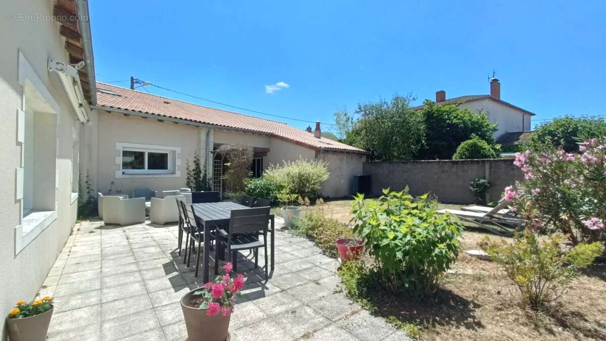 Maison à NEUVILLE-DE-POITOU