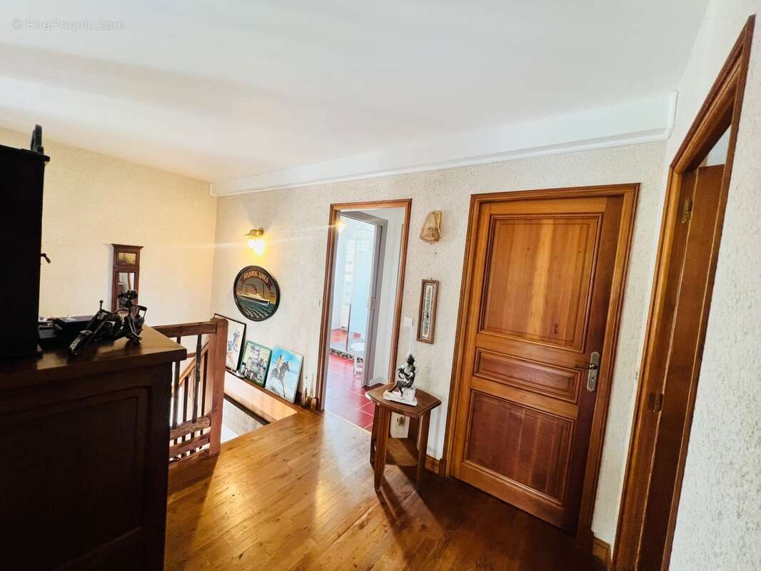 Maison de caractère rénovée – 182 m² – Studio indépendant 31m² – Garage de 117 m² – Terrain clos de 2 235 m² - photo 6