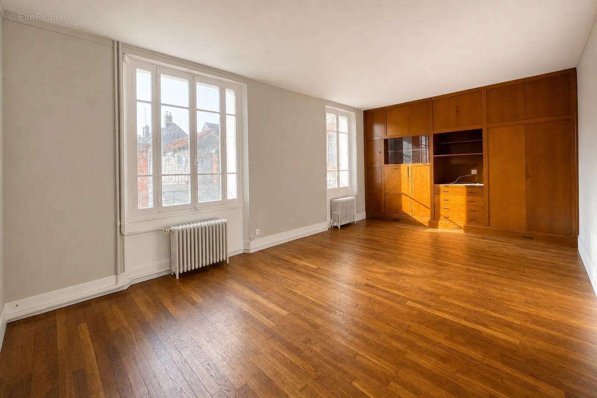 Maison à BERCHERES-LES-PIERRES