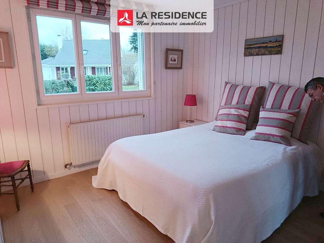 Maison 132 m² à Le Mesnil-Saint-Denis  - photo 4