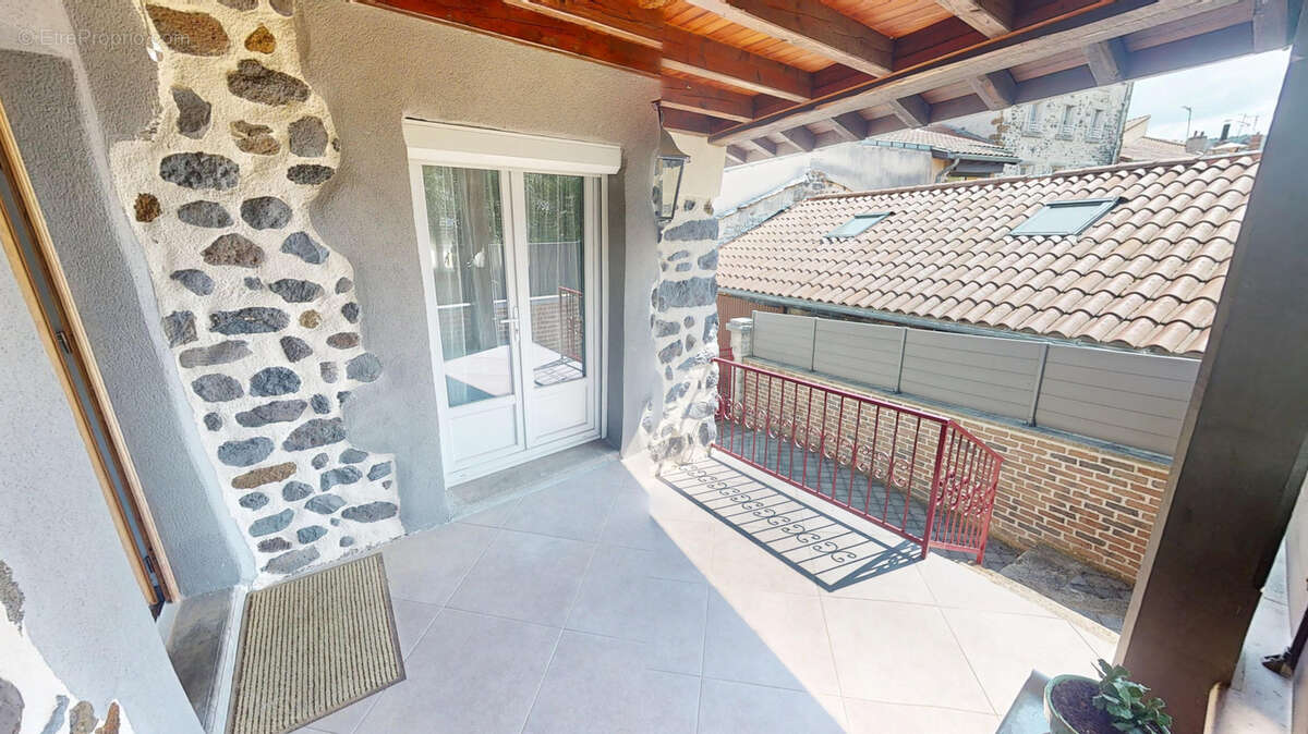 EN EXCLUSIVITE ! le prix d'un grand appartement! Maison de bourg de caractère rénovée, avec garage et terrasse - photo 8
