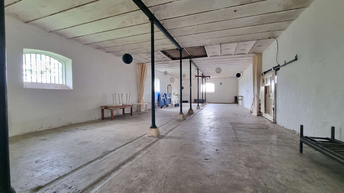 Ensemble immobilier de 281 m2 habitables et 740 m2 de bâtiments annexes - photo 15