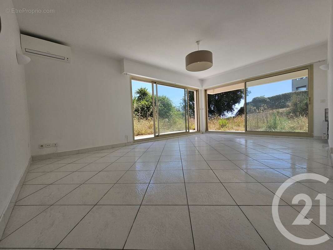 Appartement à SAINT-LAURENT-DU-VAR