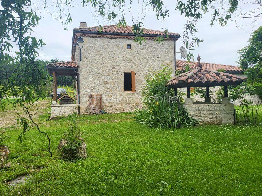 Maison en pierre+ maison locative-hangar et dependances sur parcelle de 8000 m² - photo 2