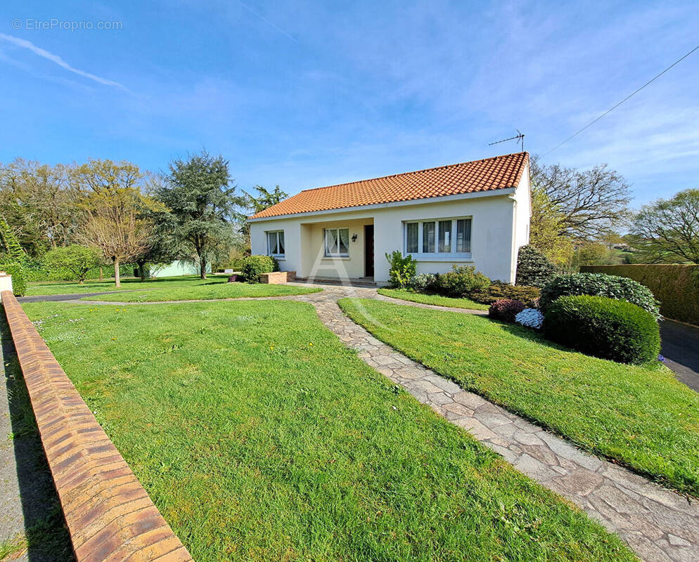 Maison à LES HERBIERS