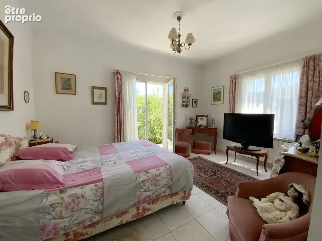Villa de plain pied sur un terrain de 2300 m2 avec piscine. - photo 9