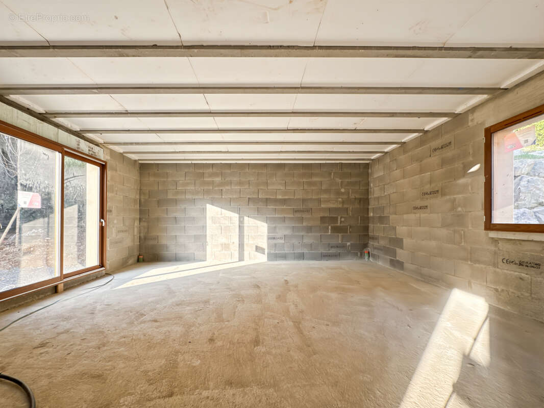 À Vendre : Villa Neuve Frais de Notaire réduits à finir d'Aménager   Proche Trévoux, Hyper-Centre Village de S - photo 6