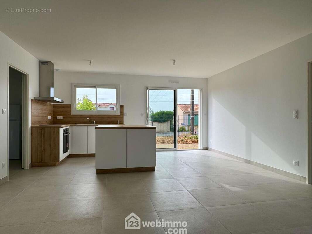 Espace salle à manger, - Maison à MONTAMISE