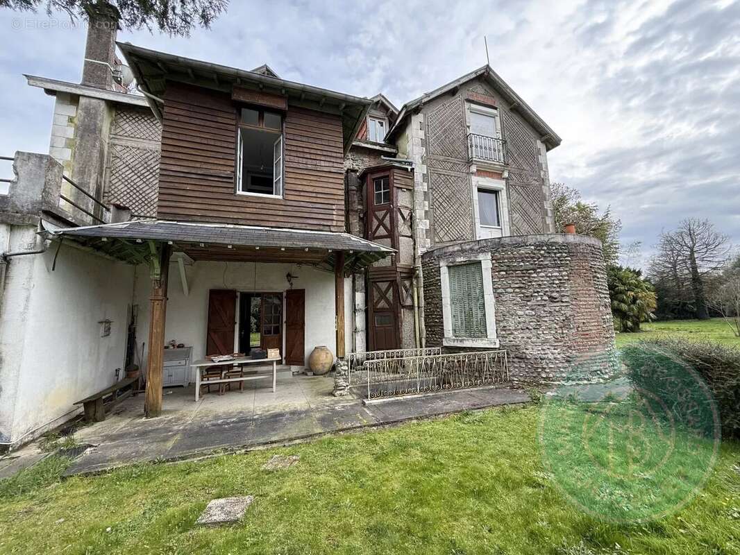 Maison de maître avec dépendance et terrain - photo 10