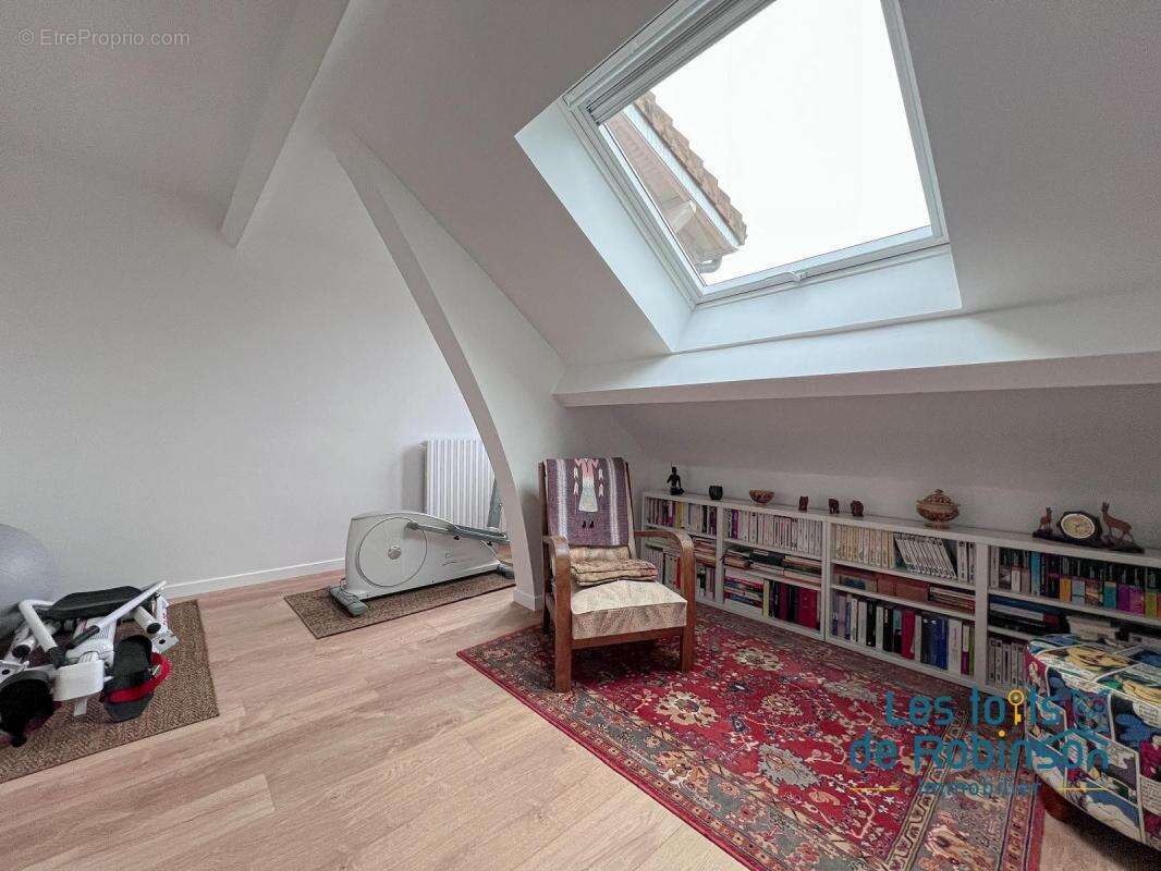 Maison à VERRIERES-LE-BUISSON