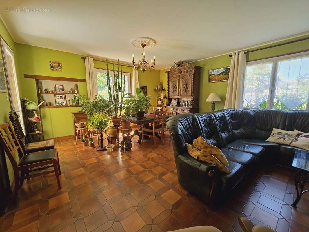 Maison familiale spacieuse avec 4 chambres, un grand sous-sol et une piscine - photo 4