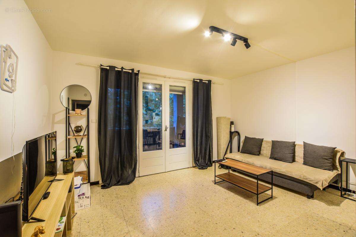 Appartement à BAGNOLS-SUR-CEZE