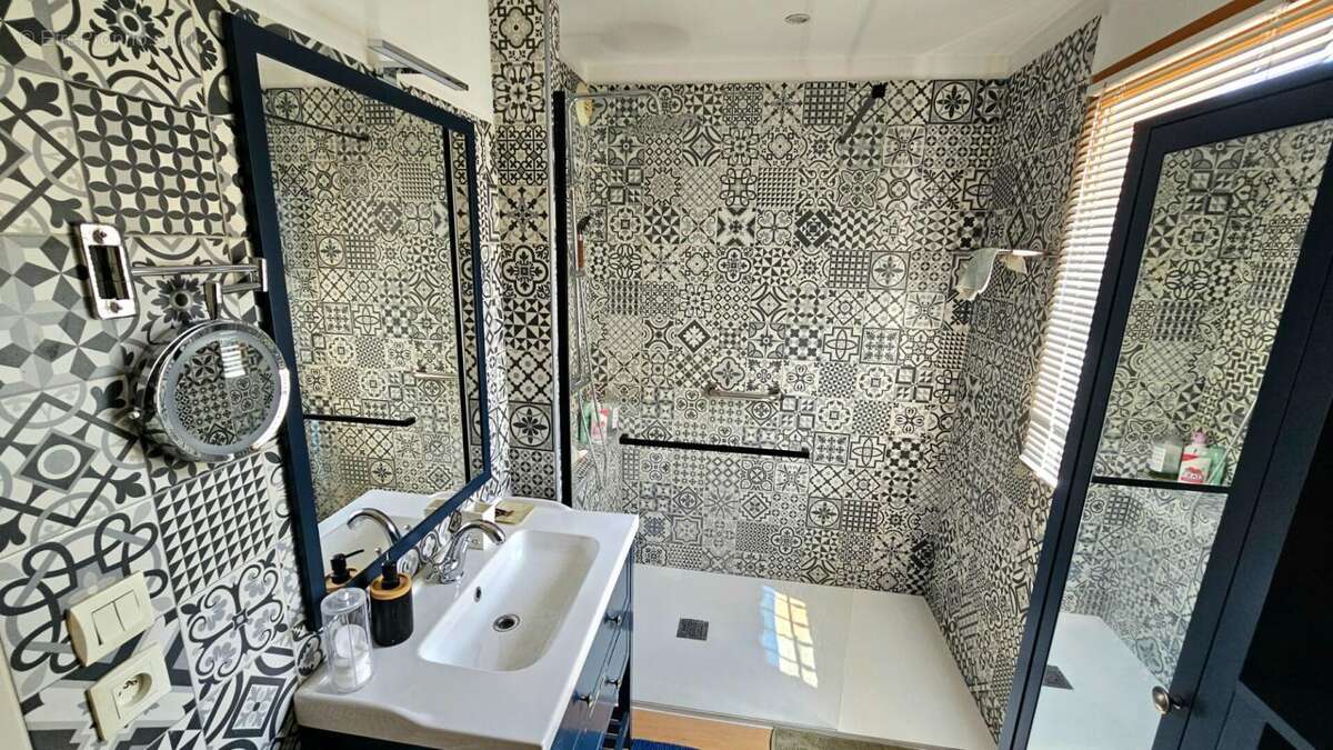 Maison mitoyenne totalement rénovée avec jardinet - photo 13