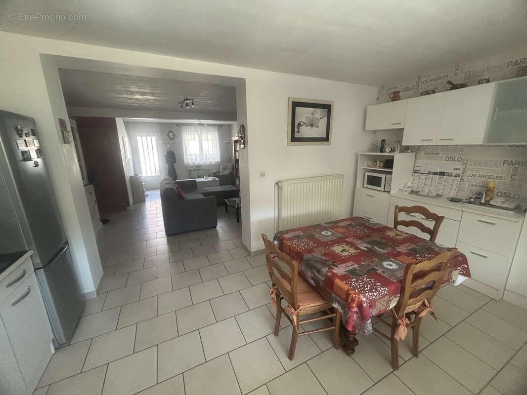 Semi individuelle rénovée développant 92,22m2 et bâtie sur 330m2. - photo 4