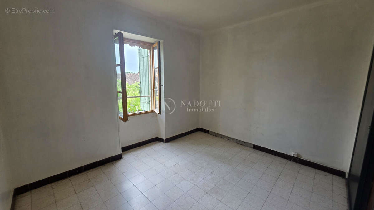 A vendre - Lauris, T2 à rénover au dernier étage - photo 3